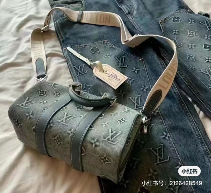 Cowboy Keepall25, I Love It
Expected to be a big hit this year
Comes with hanging tags and wide shoulder straps
Cowboy Keepall25 w
Both men and women can carry someone or not
The capacity is great! !
Lv's new denim pillow bag
Handheld and can be slu...