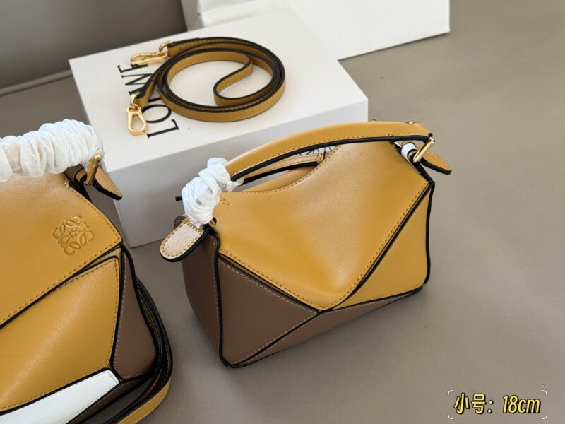 6d5cb763bc.jpg 225 255 box
Size: 18 * 10cm (mini)
24 * 15cm (large size)
Loewe Geometry Package Puzzle
Truly cannot be missed,
?? Cowhide quality!
Completely hold on!
Even high-level ones have to overflow