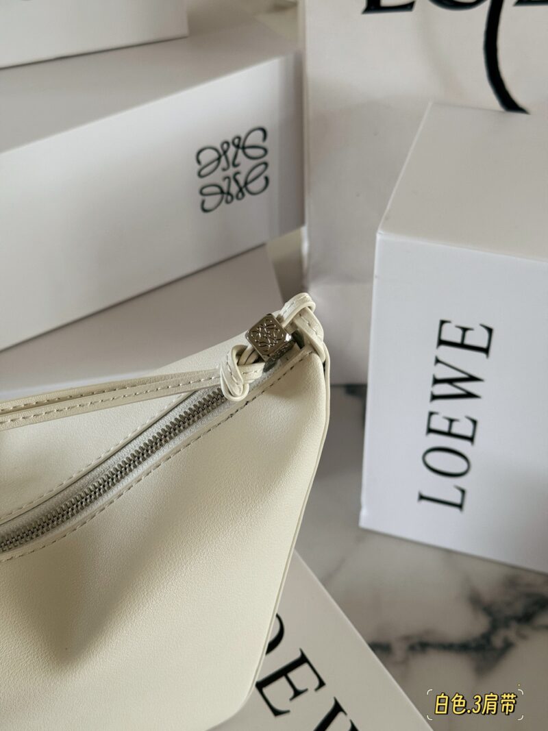 6d6899f7ee.jpg 250 box configuration with wide shoulder straps
Size: Bottom width 17, top width 27 * height 16cm
Loewe Hammock Hobo
Loewe hammock bag is super cute
HOBO can still do this
Paired with the newly released wide shoulder straps, it really looks great
The...