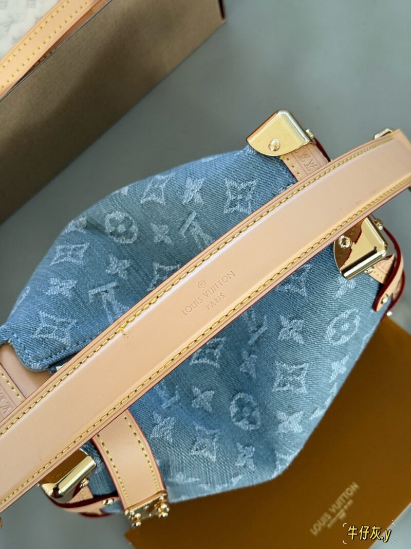 6d6d81368c.jpg 270 box upgrade version y
size:23*16cm
Ljia 25trunk Rocket New Bag
Sidetrunk washed denim!!
This season's sailing series is all great!
√ Cowboy blue is gentle and versatile
Super Western style upupupup
Search Lv Soft Box (Box)