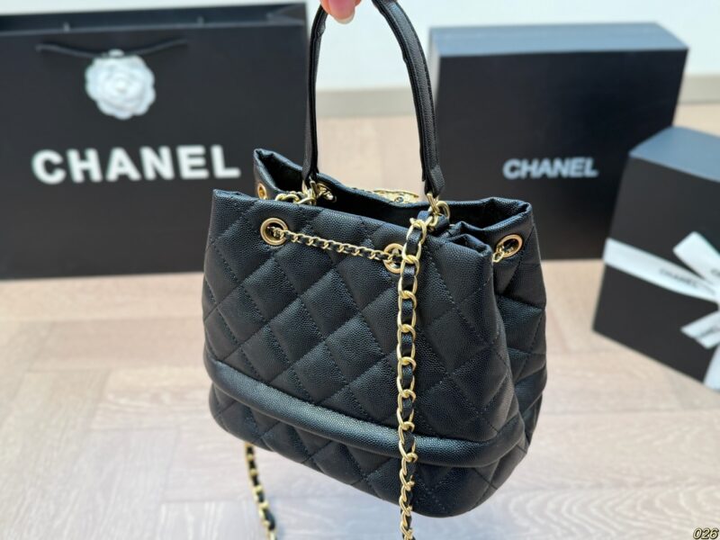 6d86debcb1.jpg Counter gift box packaging
Chanel Chanel
Drawstring bucket bag, comfortable and classic
Show fashion while being more charming
Durable yet modern fashion
The daily preferred choice for elegant women
Size 20 16