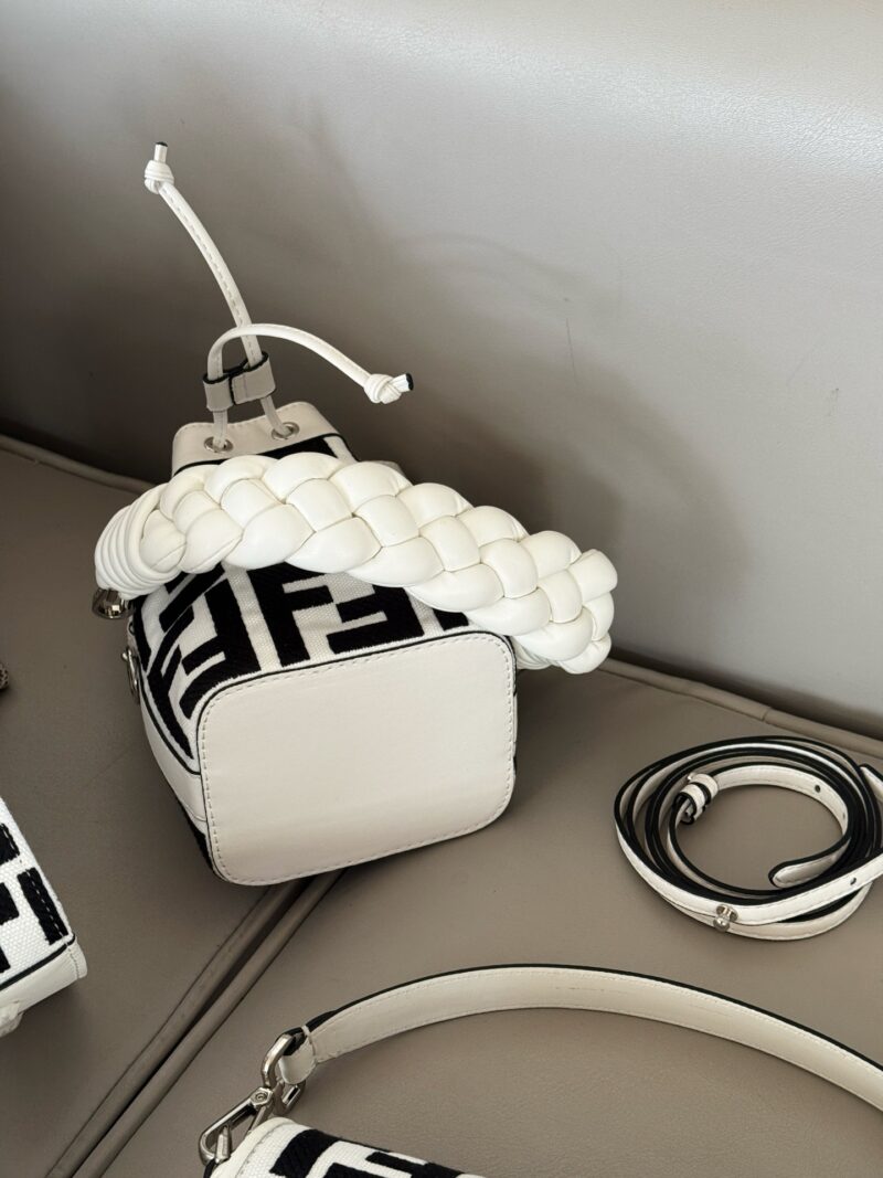 6db2455c98.jpg 220 boxes
size:12.5*18cm
Fendi bucket bag
Wide woven wrist strap
configuration ? Long shoulder straps!
The Wealth Bucket has a new color scheme! It's so beautiful
The capacity and appearance are all very online!