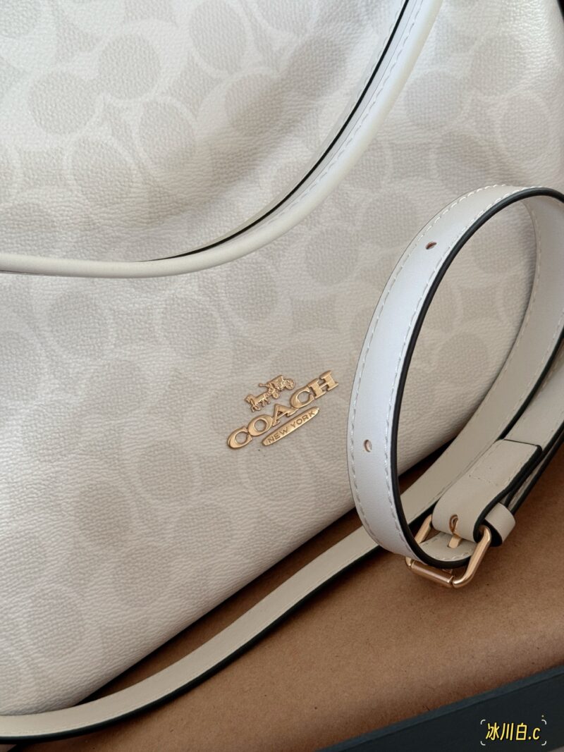 235 box
size：31*23cm
Coach C's new Laurel
The wandering bag is truly stunning. Underarm bag hobo
Casual, lazy, easy to handle
Two shoulder straps, one long and one short
Shoulder, crossbody, hand-held, armpit, back
They can be freely versatile
Ther...