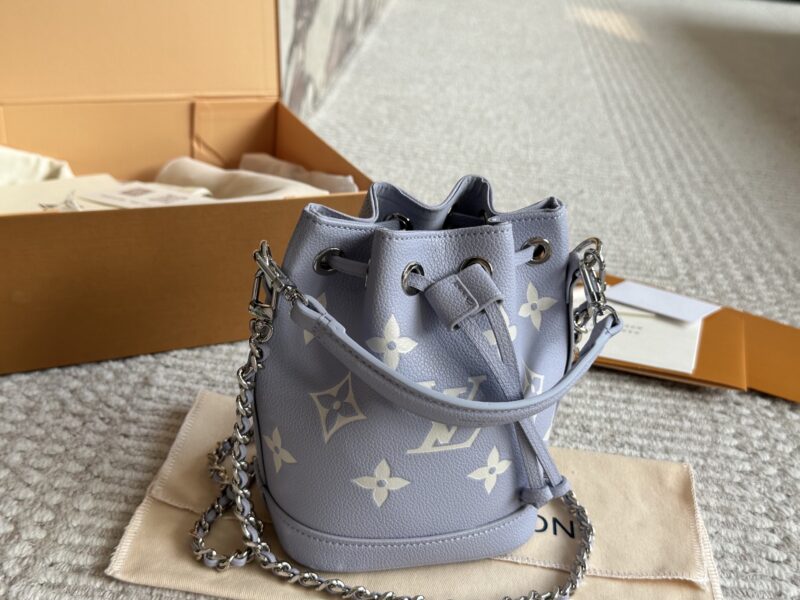 6de1c5c208.jpg 225 boxes
Upgraded version
size:13*16cm
LV new nano purple small water bucket
The upper body size is just right!
Finally arrived at my favorite color!