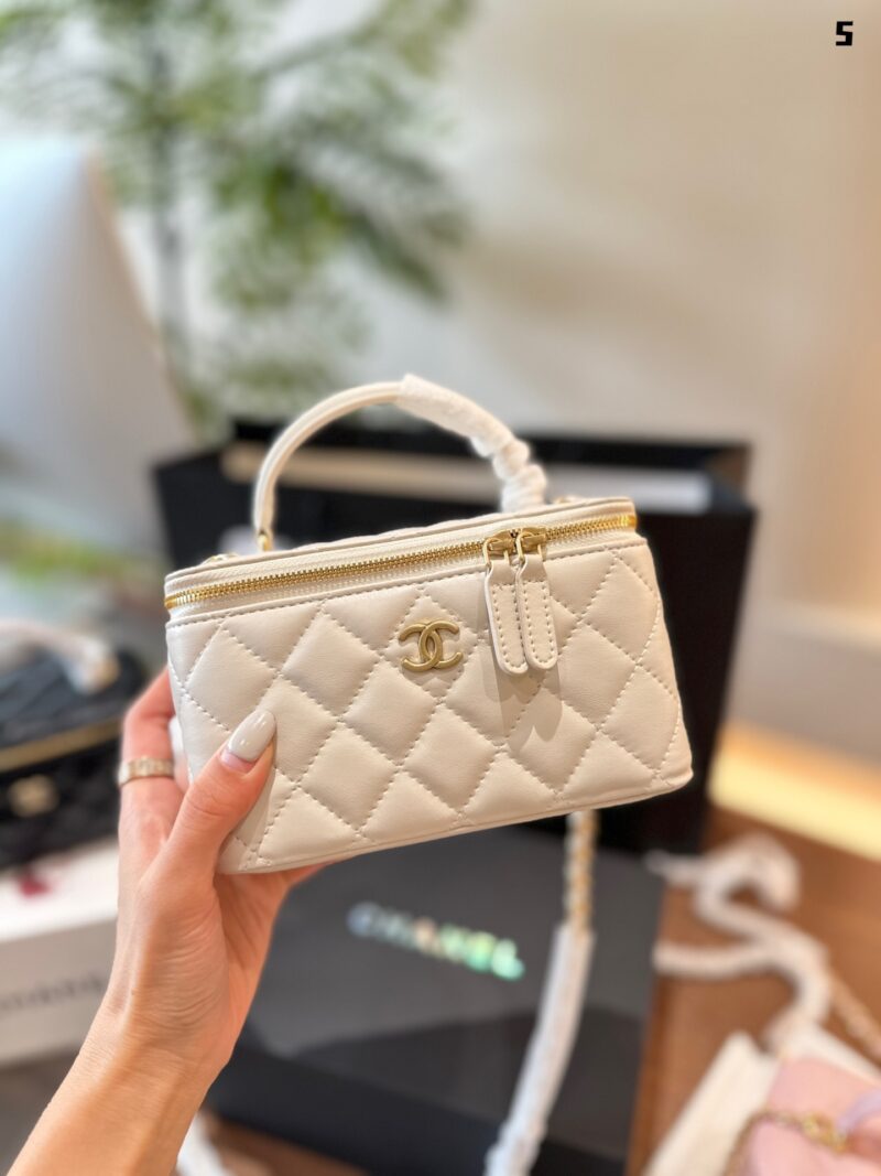 Chanel P225
Chanel shiny gold standard diamond patterned sheepskin handle long box bag, hand-held single shoulder crossbody bag without mirror, 31 open
Brand new with ID card/dust bag as the preferred gift in foldable box packaging
