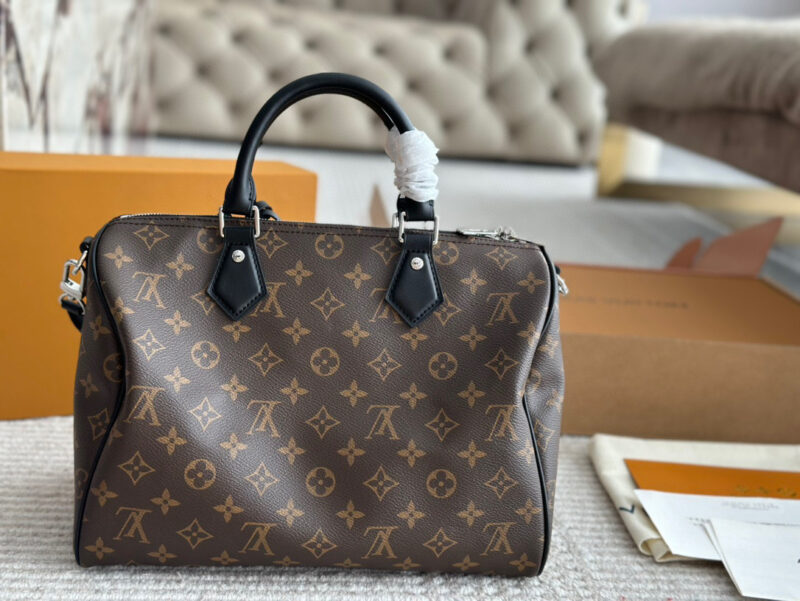 6e1f64e976.jpg 280 pairs of boxes
2024 new model size: 30cm
L Home SPEEDY30
Copy edition pillow bag
Original hardware (folded)
?? The new shoulder straps are really roaring and beautiful
Search for Lv pillow bag