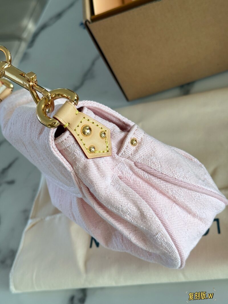 320 box (replica version)
size：26*18cm
L's denim sunset is perfect for spring and summer
I really like the tannin series
The Sunset capacity is sufficient,
Soft and not afraid of pressure,
Pink cherry blossom ingots are too cute!! Who can withstand this