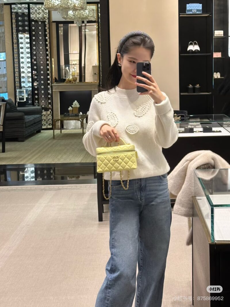 6e2f8a287b.jpg Chanel 25p Chicken Yellow! It is said that it has been very popular recently?
The bag weighs very light
Bright Chicken Yellow
I'm already looking forward to spring~
