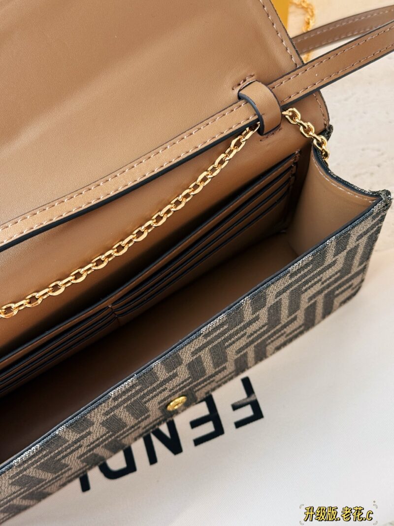 6e4ac8aca9.jpg 225 box upgrade version
size:21*12cm
Exquisite and trendy FENDI woc
F Family Wealth Pack
A chain shoulder strap and a thin leather shoulder strap can be worn as a single shoulder crossbody, and can also be twisted under the armpit
Super practical