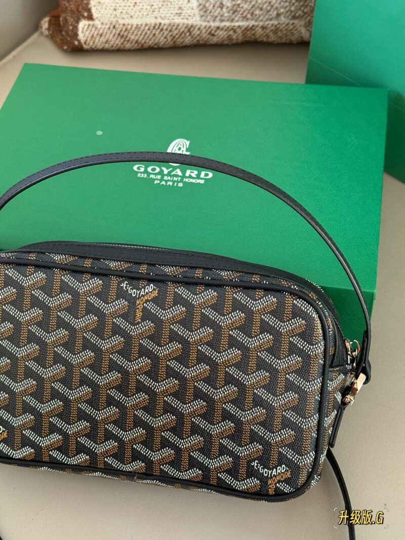 6e77ac8de6.jpg 205 Upgraded Edition Box
size:24*14cm
Goya Goyard Camera Bag
Boys and girls use it!
The upper body effect is absolutely stunning~
Very easy to match in daily life~
Both boys and girls can buy it!
