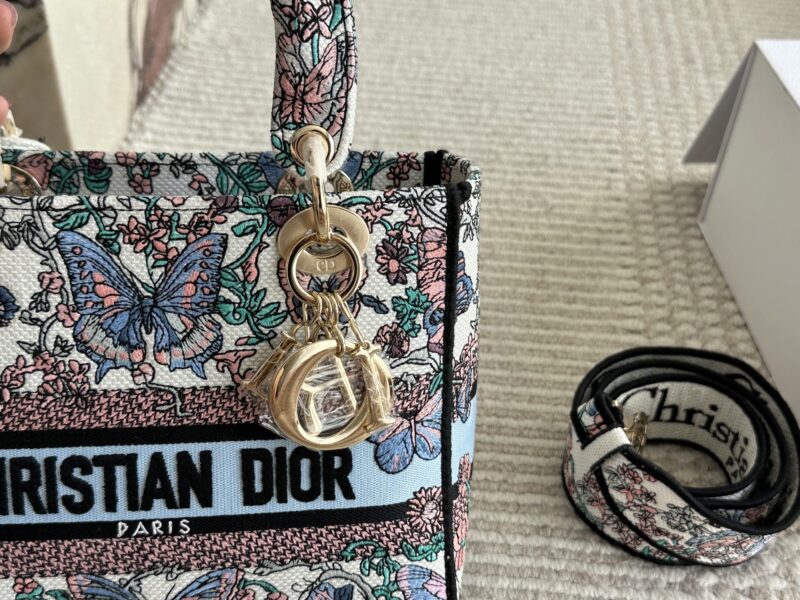 355 box
size：24*20cm
Original Jacquard Edition
D Home Embroidery Concubine Bag
Modern leisure and elegance
Embroidered wide shoulder strap
especially! especially!!!
25ss New Year's Edition