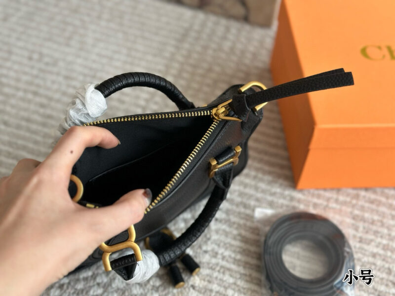 Cowhide 305 with box
size：22*17cm
Chloe's hand-held saddle bag
Fur/tassel/rivet/horseshoe buckle
Incorporate trendy elements!
Retro ? Advanced!