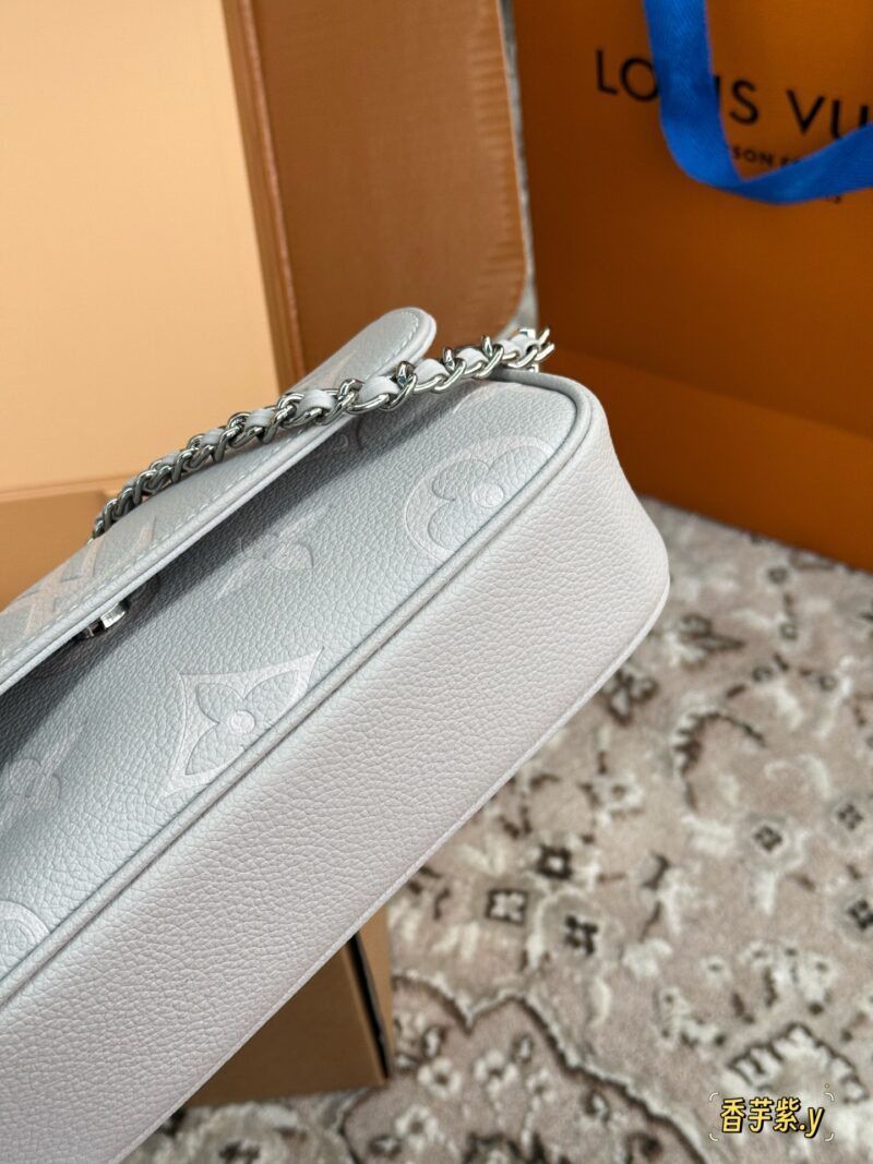 6ea36250f7.jpg 195 full set of packaging
size:23*12cm
L's new Ivy embossed model
New taro purple LvIvy armpit bag
The new color is really beautiful!!
This lavender is gray toned lavender!
It's both durable and gentle!
Why are designers so good at color matching!