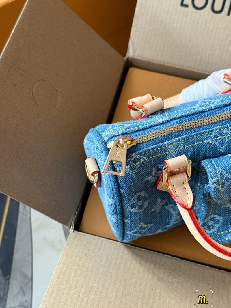 6eb1b75b5a.jpg 300 boxes
size17*11cm
L's newly released denim Nano Speedy
Really cute
I feel younger than an old flower
It looks very mini, but it can hold a wallet, lipstick, phone, iPhone, car keys
Tested daily travel without any issues, OK