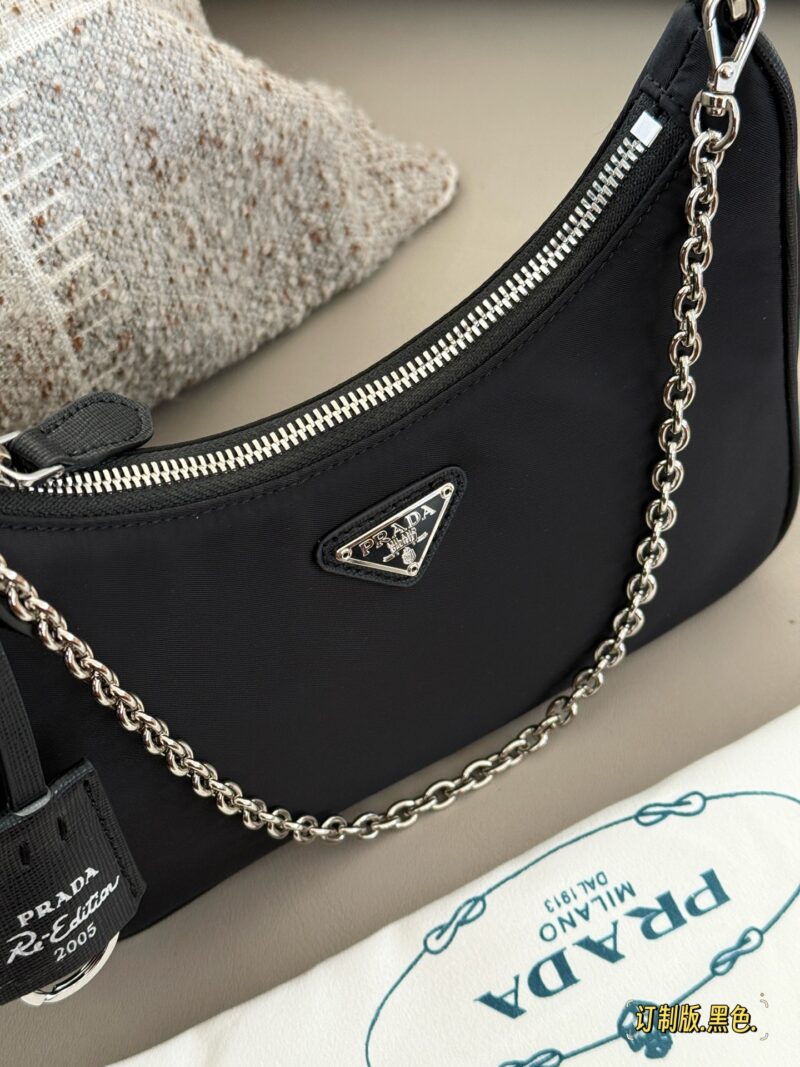 6eb5d470f7.jpg 155 boxes (Korean order)
size:22*13cm
Prad hobo 2005 Nylon Underarm Bag
Seeing the physical object is truly perfect!
package ??
Designed to be super convenient and comfortable!
?? Leather handle
?? Root chain matching ??, marvelous