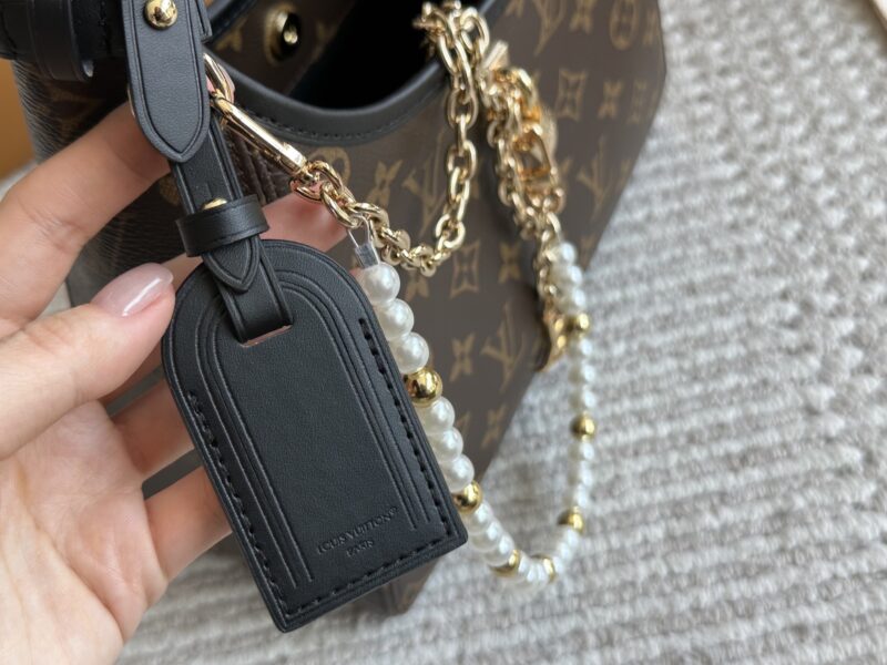 260 gift chains in boxes
LV | April Women's New The Drop Underarm Bag
This new bag feels like time has gone back when worn
It has a strong retro feel, after all, it is a replica of the 2018 model, super durable, and the more you look at it, the bette...