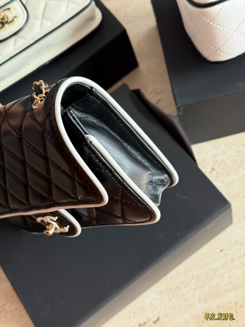 6ec6510751.jpg 275 box sheepskin
Size: 20 * 12cm (large)
18 * 13cm (small)
Xiaoxiangjia 25P New Manga WoC Wealth Bag
It's really beautiful .….
The physical object is super cute
Do you prefer white or black borders?