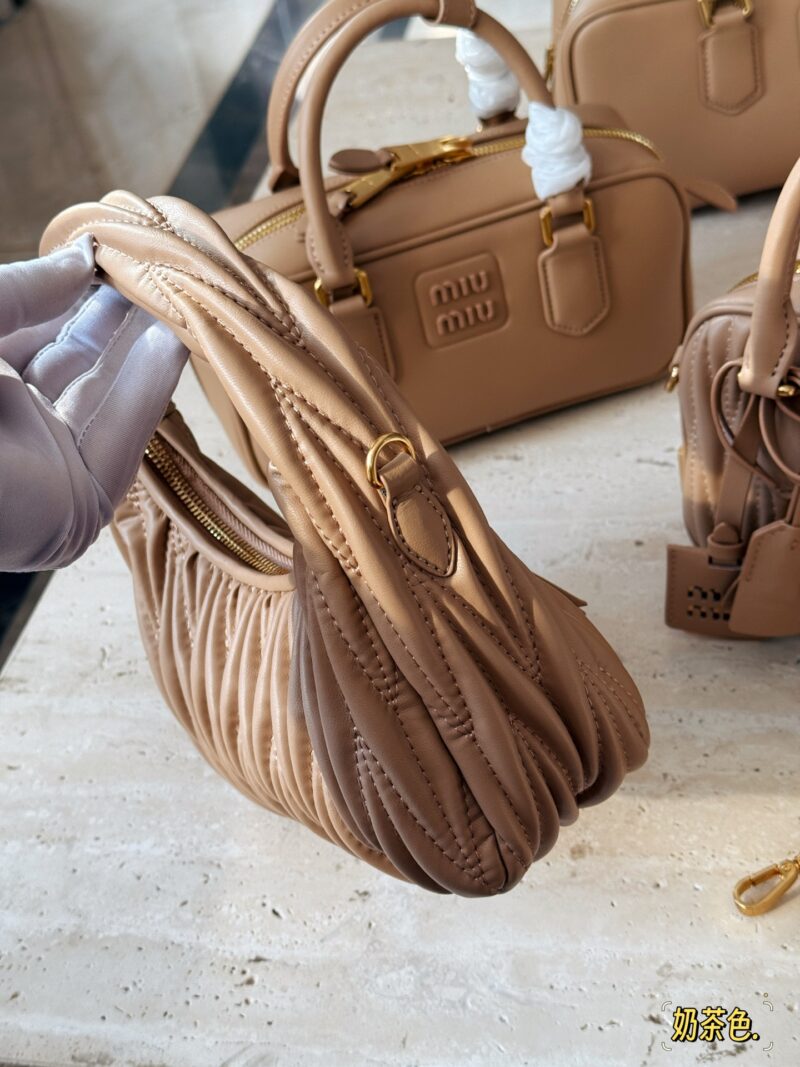 6ed04a291a.jpg 210 box
size:22*11cm
MiuMiu girl who can be cool and cute
Miumiu wander bag
Easy to match, can handle any style
The material is very soft
The capacity is also very good
Retro and playful hobo bag shape
It's a bag that I've been taking out almost ev...