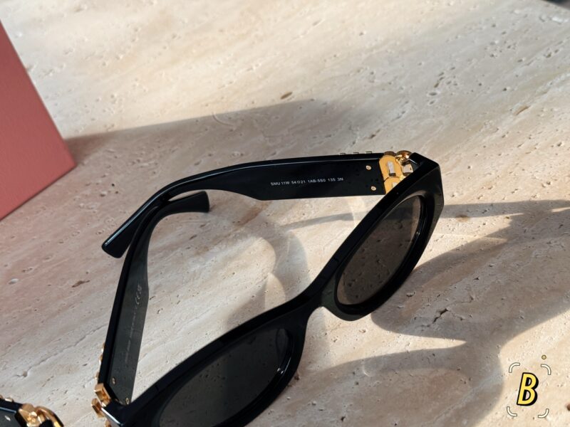 6ed596de9e.jpg 190 configuration packaging
Miu frames really cost 110000 yuan this year
The design of kitten eyes is very popular among internet celebrities and bloggers. It covers the face and makes it look smaller!
Wu Xin's same MIU sunglasses 09w are really amaz...