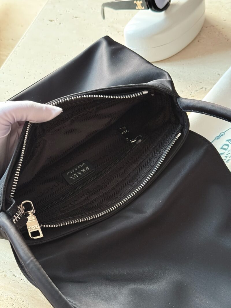 6edc216c43.jpg 195 box
size:28*19cm
Prad used bag armpit bag
Very retro! It smells great!
Super beautiful blogger with the same style! Cool and cool!