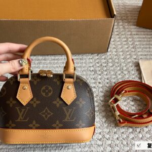 220 boxes of yellow leather
Size: 20 * 4cm (small)
L Home Alma Shell Bag
Introverted! Deep and profound! flavoursome!
This versatile classic handbag
Still highly favored by modern people!