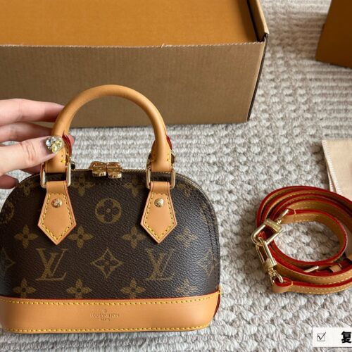 220 boxes of yellow leather
Size: 20 * 4cm (small)
L Home Alma Shell Bag
Introverted! Deep and profound! flavoursome!
This versatile classic handbag
Still highly favored by modern people!