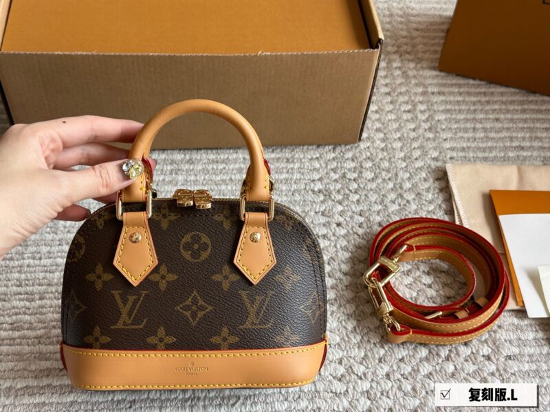 6edc3e4750.jpg 220 boxes of yellow leather
Size: 20 * 4cm (small)
L Home Alma Shell Bag
Introverted! Deep and profound! flavoursome!
This versatile classic handbag
Still highly favored by modern people!