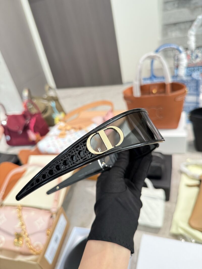 6edd757171.jpg Actual delivery photo p215
The D family headband and sunglasses that fashionable bloggers wear!!
Kanda, who was in charge of sunglasses in ancient Greece
Recent new favorite - Dior headband sunglasses
Really roar, look at it
You can also take it off ...