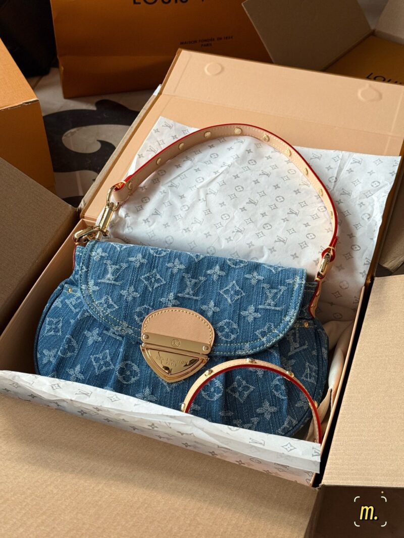 6ee3606b26.jpg 300 boxes (replica version)
size:26*18cm
L's denim sunset is perfect for summer
I really like the tannin series
The Sunset capacity is sufficient,
Soft and not afraid of pressure,
Color resistant and stylish!