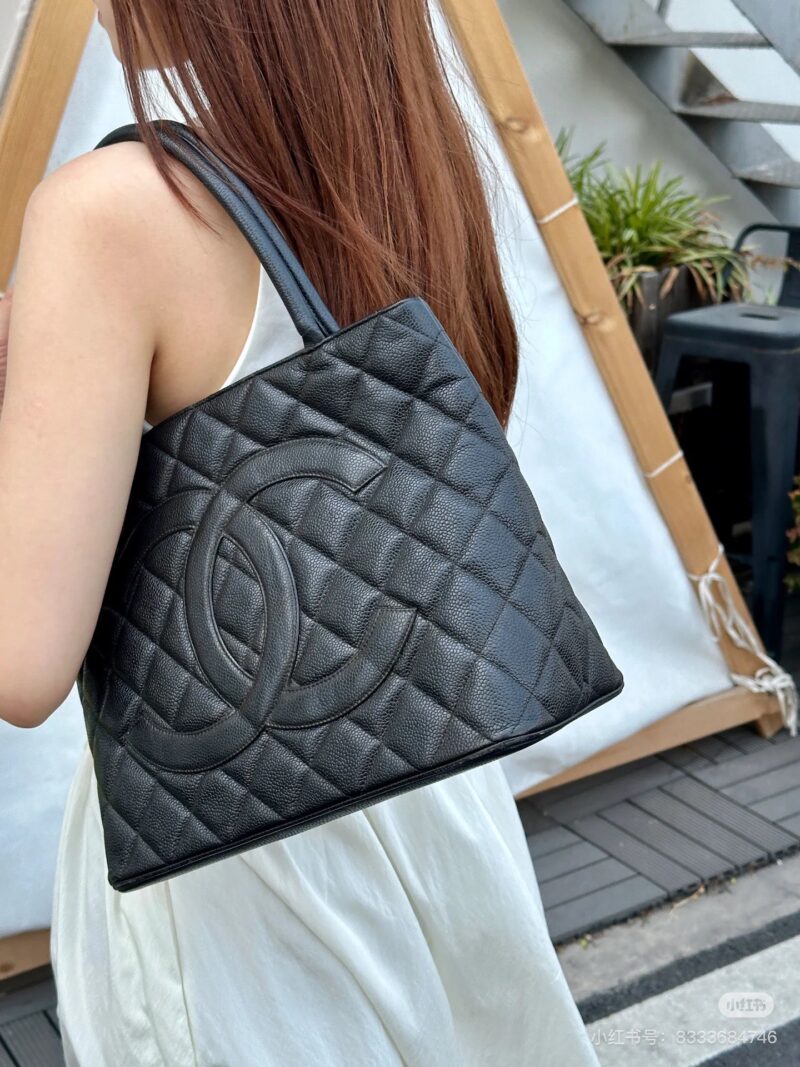 6eea037523.jpg Chanel Vintage Hilton