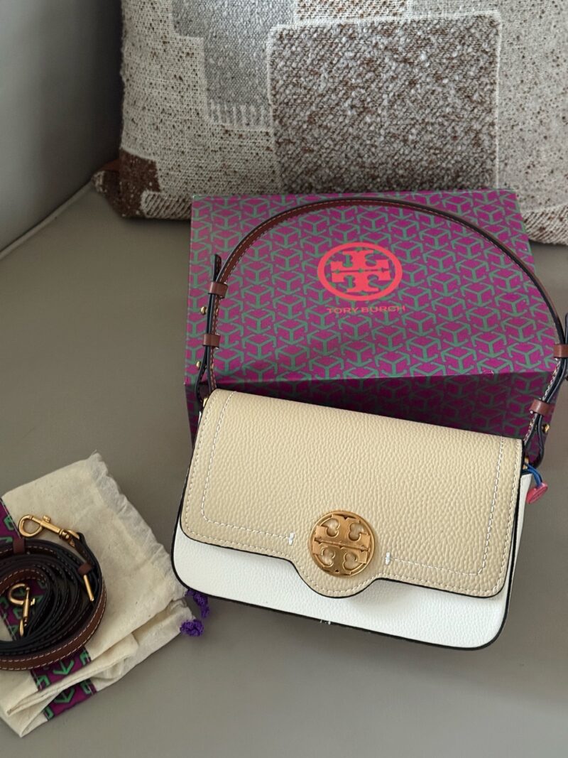 220 boxes
size：21*13cm
TORY BURCH Mahjong Bun is your favorite on the street!
Sisters, mahjong bags are available all year round
Paired with 2 shoulder straps,
Can be carried by hand under the armpit or slung diagonally
Exquisite and compact