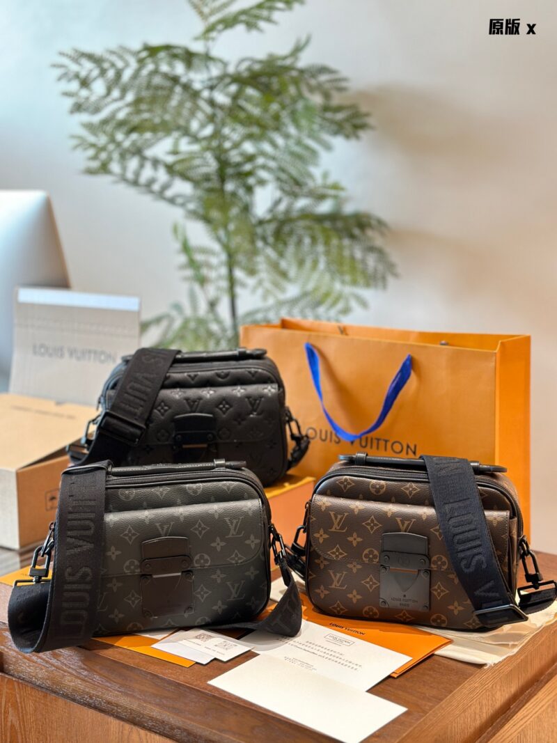 6efe0016b5.jpg Cowhide embossed p320 old flower p275 black flower p275
LV Men's Bag Recommendation | Men's Presbyopia S-LOCK Business Postman Bag! The Lv S-Lock series really gives people a dazzling feeling
The size of this bag is very suitable for boys to carry wh...