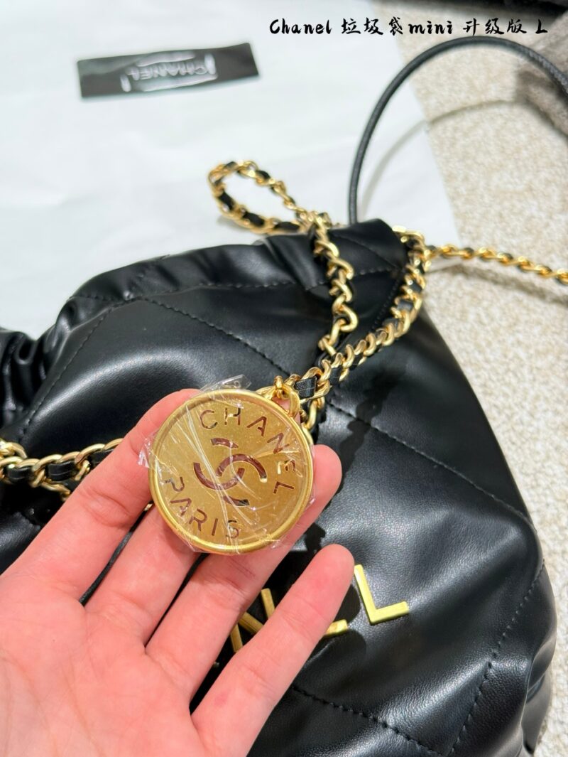 6f02eaf9be.jpg Chanel Mini Garbage Bag P250 Upgraded Version
Can be carried by hand or slung over
The new season's C position! Get up the little girl who used to have a casual style with 22 bags
Can be carried by hand or slung over, exquisite and cute 18 × 20 box ...