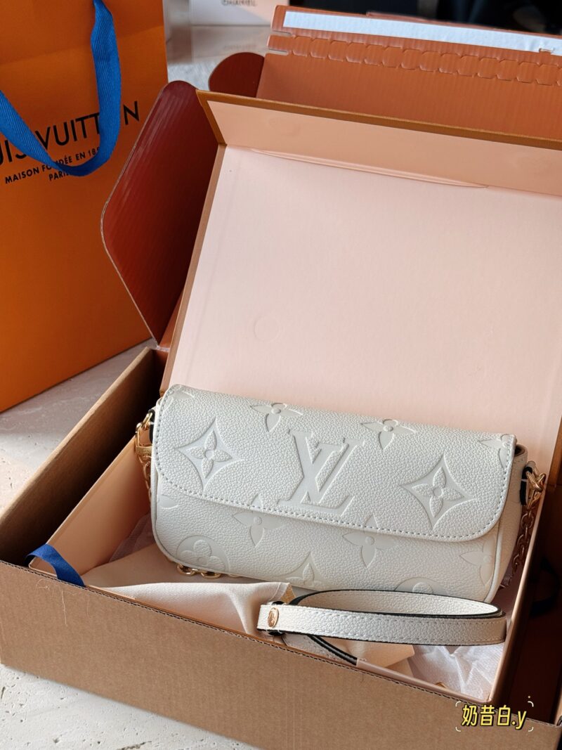 6f04745e81.jpg 195 full set of packaging
size:23*12cm
L's new Ivy embossed model
New cream white LvIvy armpit bag
Very suitable for light toned summer clothes
Configure chains and crossbody straps
Complete packaging ??