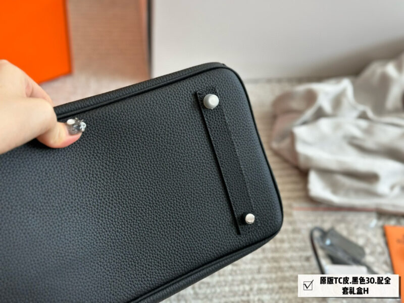 6f09edcc78.jpg 345 with folding box+airplane box
Size: 30cm upgraded version
Original quality ?
Original TC leather side panel steel seal code ??
The lock is made of copper, with a scarf and a flying horse pendant ??
The season for carrying platinum bags ...