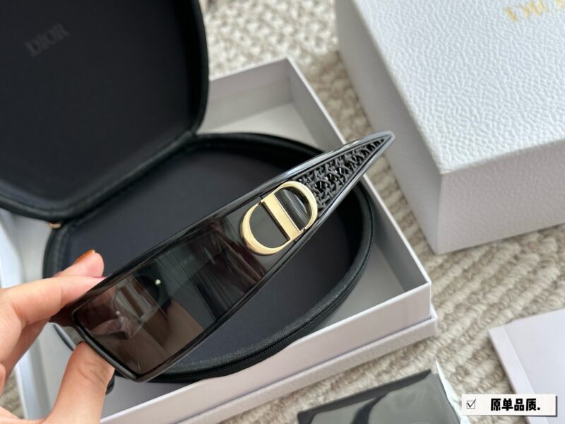 6f15949bd1.jpg 215 High Version Complete Gift Box
Recent new favorite - Dior headband sunglasses
Really roar, look at it
You can also take it off as a headband
I really love cool things
One mirror dual-use full set gift box for personal use ? Giving gifts is very...