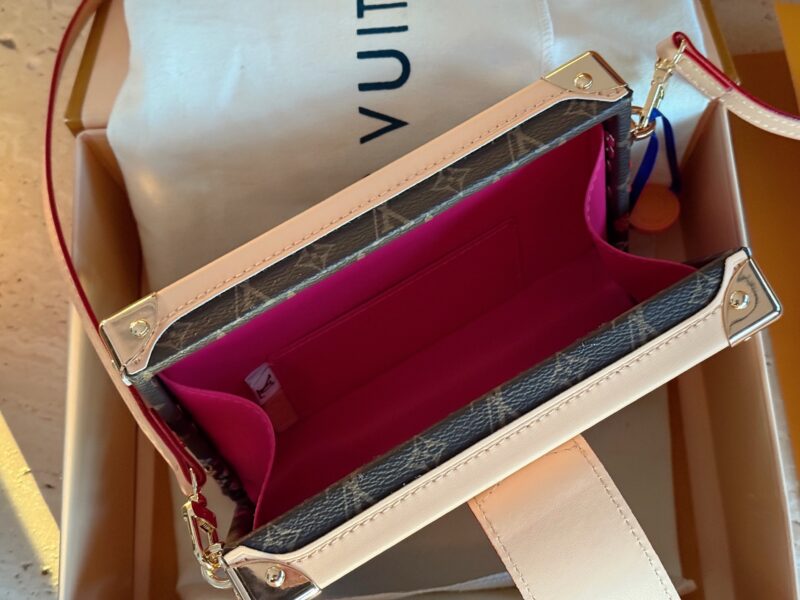 6f1c7f7e98.jpg Box pairing
size:19*12cm
L's small box Petite Malle
The appearance of this small box is too high!
That's so cute!
Murakami Takashi collaborates on a sunflower Petite hard box
Very stylish!
