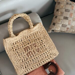 200 boxes
size：30*25cm
Miumiu Summer Limited Edition|
New woven vegetable basket
The burnt Hobo Lafite Grass
The cute cowhide iconic logo becomes a highlight, it's so beautiful