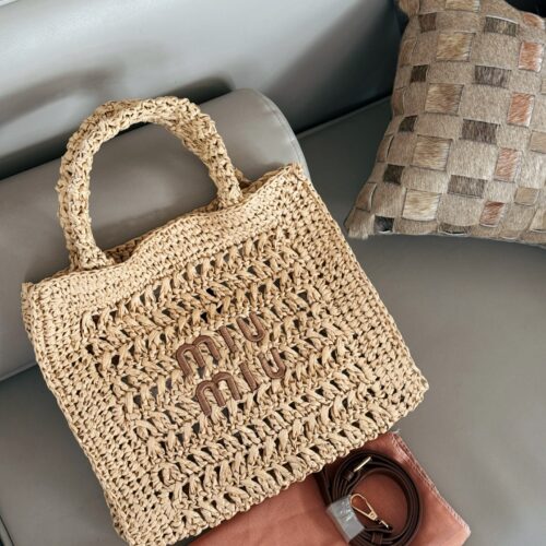 200 boxes
size：30*25cm
Miumiu Summer Limited Edition|
New woven vegetable basket
The burnt Hobo Lafite Grass
The cute cowhide iconic logo becomes a highlight, it's so beautiful