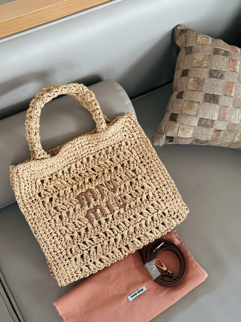 6f36cc947e.jpg 200 boxes
size:30*25cm
Miumiu Summer Limited Edition|
New woven vegetable basket
The burnt Hobo Lafite Grass
The cute cowhide iconic logo becomes a highlight, it's so beautiful