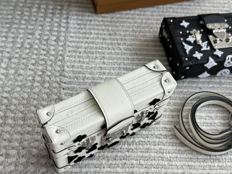 6f3968937a.jpg 265 box
size:19*12cm
L Home TRUNK Box Bag
Trunk Box Grass Planting
A and S!
Details are super fine