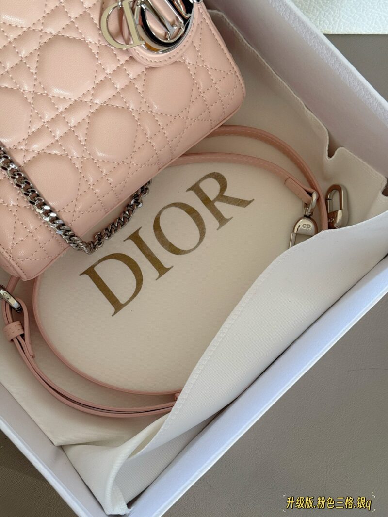 260 box upgrade version
Size: 17 * 15cm (three grids)
Dior handbag by Diana
D Family Princess Silver Button
It's very simple and elegant to hold in your hands and shoulders!
The milky sound makes one feel refreshed and happy
configuration ? Chain s...