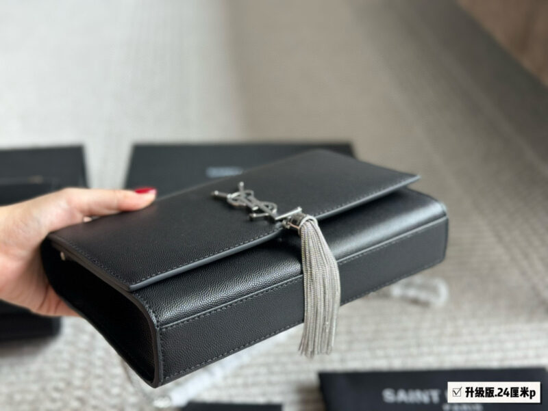 6f570e7ee9.jpg 240 box cowhide
Size: 24 15cm (large)
YSL WoC envelope package
kate
Caviar cowhide looks particularly good in texture! Durable and wear-resistant!
? Crossarm ? Underarm