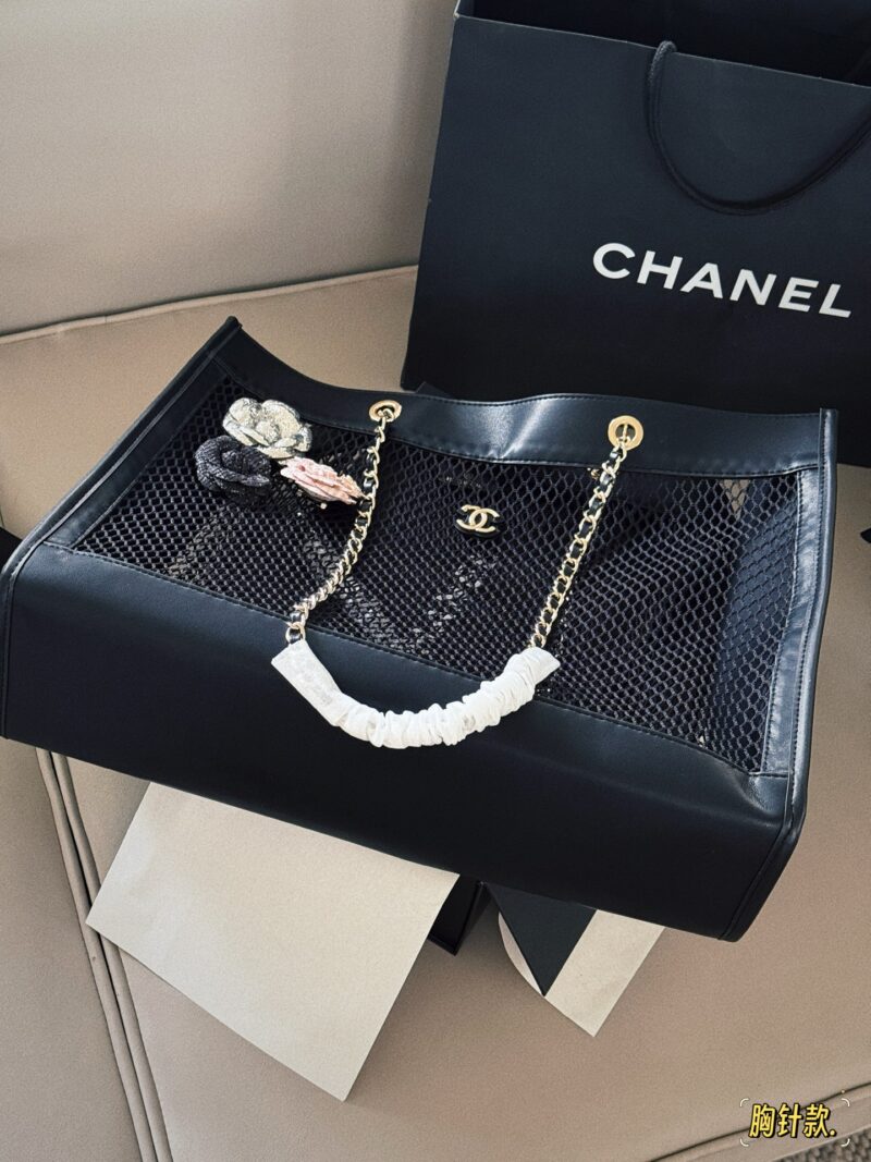 6f6010e822.jpg 220 230 (brooch) with box
size:41*23cm
Xiaoxiangjia 25S fishing net bag
You can DIY it perfectly with the brooch!
It's too fragrant to love
There is also a small card bag inside, which can hold some change cards~
Hahaha, this is also perfect for su...