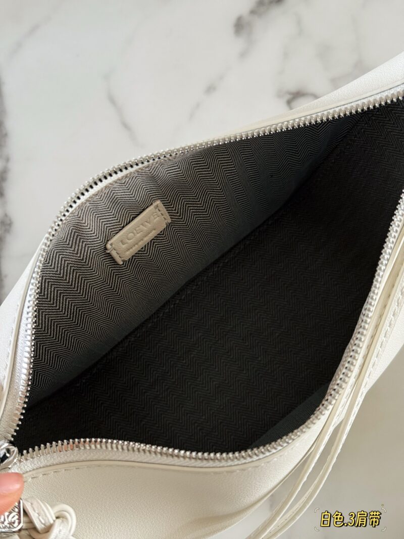 6f8884345d.jpg 250 box configuration with wide shoulder straps
Size: Bottom width 17, top width 27 * height 16cm
Loewe Hammock Hobo
Loewe hammock bag is super cute
HOBO can still do this
Paired with the newly released wide shoulder straps, it really looks great
The...
