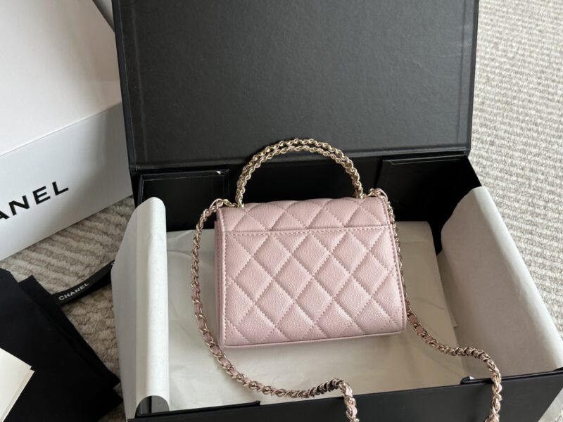 6f8f3d5850.jpg 210 box
size:19*10cm
15*12cm
Xiaoxiangjia 23Kelly Mobile Bag
This bag type is a whole love to live in
Little Kelly Grandma/Exquisite and Cute/
You can put your phone on
Can be carried by hand or slung diagonally
The caviar cowhide is too perfect!