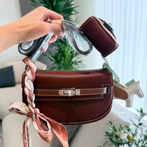 First layer cowhide p350 Fubao leather
Hermes' new Kelly Moove
Big bag size: 17 * 10 * 5cm
Small bag size: 7.5 * 6 * 3.5cm
Hands on bag, grab bag, waist bag, shoulder bag, crossbody bag capacity: coin/Airpods3 Yin line card air cushion lipstick tissu...