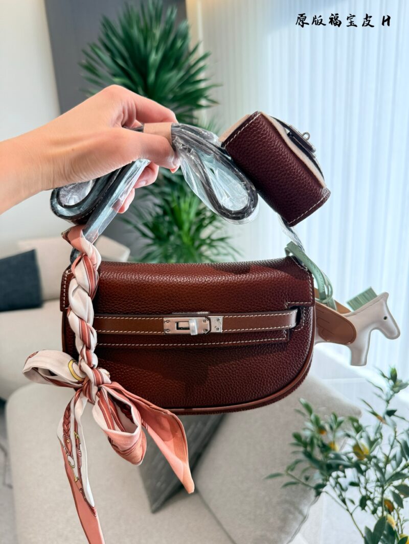 First layer cowhide p350 Fubao leather
Hermes' new Kelly Moove
Big bag size: 17 * 10 * 5cm
Small bag size: 7.5 * 6 * 3.5cm
Hands on bag, grab bag, waist bag, shoulder bag, crossbody bag capacity: coin/Airpods3 Yin line card air cushion lipstick tissu...