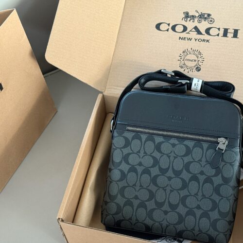 250 boxes
size：24*27cm
Coach C Men's Home~Square Bag/Pilot Crossbody Bag/Postman Bag
Are you ready for the 520 gift?
Exquisite three-dimensional, simple yet profound!
Very practical and convenient!