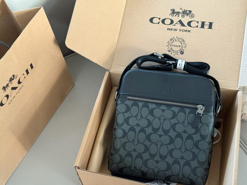 6fa5224dcb.jpg 250 boxes
size:24*27cm
Coach C Men's Home~Square Bag/Pilot Crossbody Bag/Postman Bag
Are you ready for the 520 gift?
Exquisite three-dimensional, simple yet profound!
Very practical and convenient!